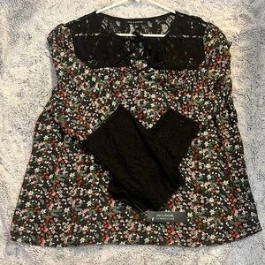 NWT Zac & Rachel, Floral Lightweight, Tie Neck, Lace Neck, Laced half sleeve!